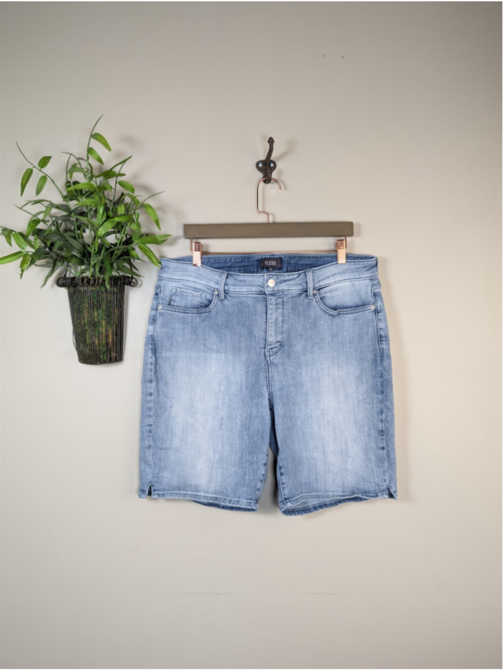 NYDJ 14 Ella Bermuda Shorts Lift Tuck Denim Light Blue Wash Super Stretch Jean
